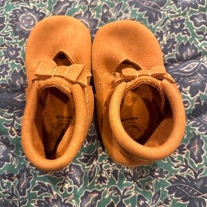 Freshly Picked - size 7 bow Mary Jane moccosins